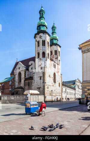 Cracovie - Pologne - avril 22. L'homme vend des bagels près de l'église St Andrew.. L'un des plus anciens monuments de Cracovie (1079-1098). Banque D'Images