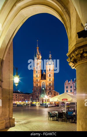 Cracovie - Pologne - avril 22. Cracovie - la plus connue monument à Cracovie - église Notre Dame élevée au ciel,St. Mary's... Banque D'Images