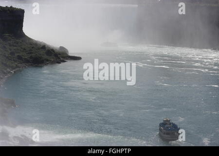 Niagara Falls USA River Boat Tour 'Maide de la Mist' Horseshoe Falls Banque D'Images