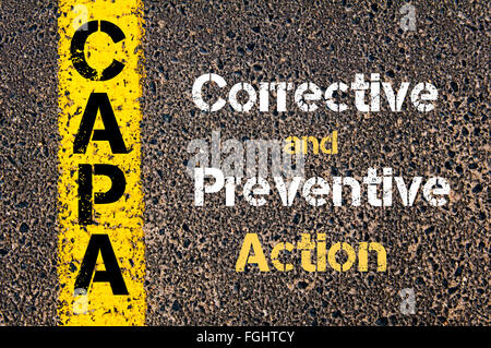 Concept image CAPA Acronyme de mesures correctives et préventives écrit plus de signalisation ligne de peinture jaune Banque D'Images