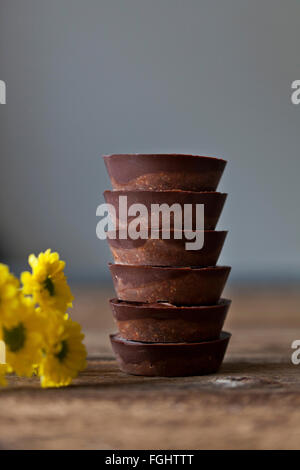 Pile de coupes au chocolat végétalien date Banque D'Images