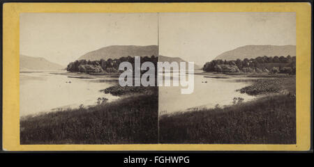 Photographie prise depuis l'embouchure du ruisseau Moodna, vue vers le sud de l'autre côté de la rivière et du paysage environnant. Banque D'Images