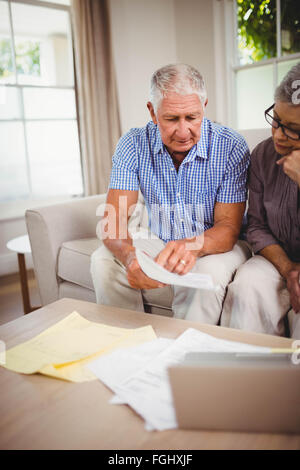 Man showing documents pour femme Banque D'Images
