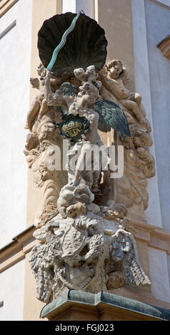 PRAGUE, RÉPUBLIQUE TCHÈQUE, LE 12 SEPTEMBRE 2010 : Saint Michel statue baroque sur la façade de maison dans petit quartier. Banque D'Images