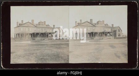 Photographie de la maison de Mr. & Mrs. Frank Otis à Bellport, long Island, capturée par James G. Lock. L'image montre l'architecture et les environs de leur résidence. Banque D'Images