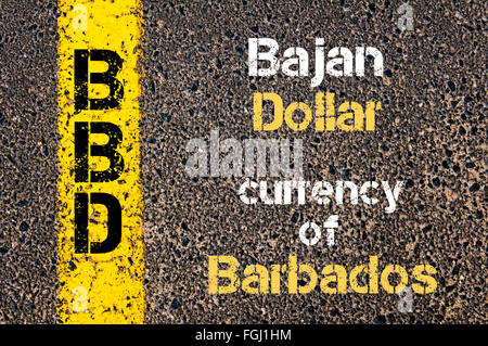 Notion de droit de l'acronyme BBD - Dollar barbadien ou Bajan, monnaie de la Barbade écrit plus de signalisation ligne de peinture jaune Banque D'Images