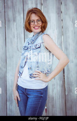 Smiling hipster femme sa main sur sa hanche Banque D'Images