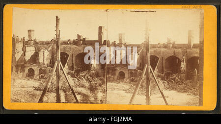 Une photographie de Robert Anderson montrant l’intérieur du fort Sumter à Charleston, Caroline du Sud, prise en avril 1861, capturant la structure du fort et l’atmosphère militaire. Banque D'Images