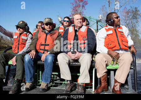 New Orleans, USA. 18 Février, 2016. Le secrétaire américain de l'Agriculture Tom Vilsack tours le parc historique national et réserve Jean Lafitte sur un hydroglisseur, 18 février 2016 à la Nouvelle Orléans, Louisiane. Banque D'Images