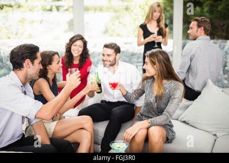 Groupe d'amis parler et avoir des boissons Banque D'Images