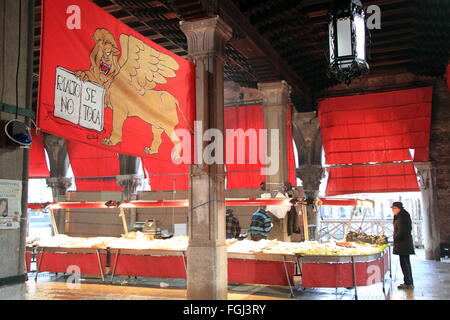 Le Rialto SE NO TOCA (Ne pas toucher le Rialto) protestation, marché aux poissons du Rialto, Campo de Pescheria, San Polo, Venise, Vénétie, Italie, Mer Adriatique, de l'Europe Banque D'Images