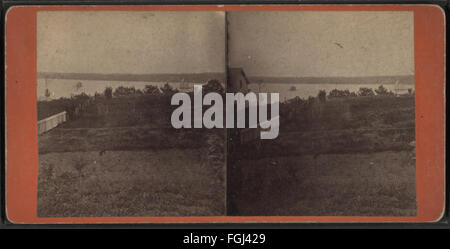 Cette photographie de D. J. Auchmoody représente un phare debout à côté d'une rivière, avec le paysage naturel en arrière-plan. Banque D'Images