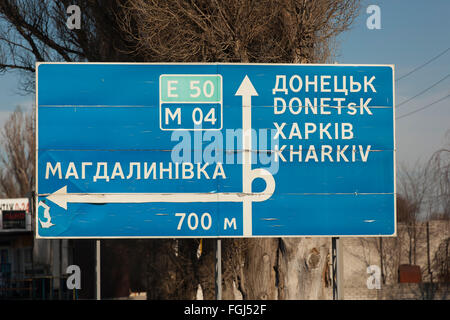 Mumbai, Inde - 7 Février 2016 : un panneau avec les mots : Donetsk, Harkov (Kharkiv) La photographie a été prise au cours d'un trajet, un effet de flou Banque D'Images