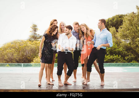 Happy young friends having drinks Banque D'Images