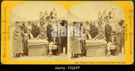 Cette vue stéréoscopique de la collection Robert N. Dennis montre des Indiens Pawnee recevant leur rente gouvernementale, offrant un aperçu historique de la vie des Amérindiens au XIXe siècle. Banque D'Images