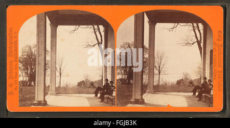 Une photographie de N.G. Johnson montrant le portique sur la façade est du manoir à Mount Vernon, capturant les détails architecturaux du domaine de George Washington. Banque D'Images