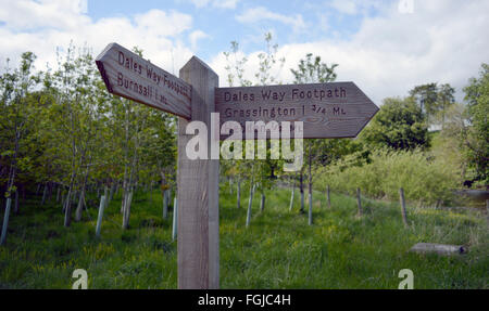 Panneau en bois sur le Dales Way Sentier montrant Burnsall, Malham et Hebden Banque D'Images