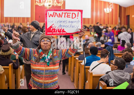 Flint, Michigan USA - 19 février 2016 - Les résidents se sont rassemblés à l'Église baptiste métropolitaine avant de marcher à l'usine de traitement de l'eau avec la demande à la reconstruction de l'infrastructure des eaux. Beaucoup ont appelé à la démission ou de l'arrestation du gouverneur du Michigan, Rick Snyder. Crédit : Jim West/Alamy Live News Banque D'Images