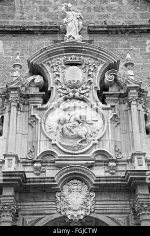 GRANADA, ESPAGNE - 29 MAI 2015:Le détail du portail sur l'église Iglesia de los santos Justo y Pastor conçu par Jose Bada 17 100. Banque D'Images