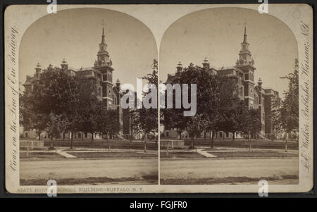 Photographie du bâtiment de l'école normale de l'État à Buffalo, New York. Capturée à partir de la collection Robert N. Dennis, l'image met en valeur l'architecture de l'établissement d'enseignement. Banque D'Images