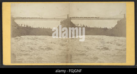 Une photographie prise sous le pont suspendu, montrant les rapides sous-jacents, capturée de la collection Robert N. Dennis. L'image met en évidence les forces dynamiques de la nature et l'ingénierie du pont. Banque D'Images