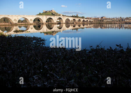 Medellin vieux pont et le château de la rivière Guadiana, Espagne Banque D'Images