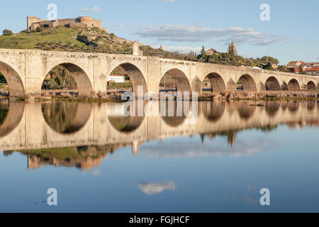 Medellin vieux pont et le château de la rivière Guadiana, Espagne Banque D'Images