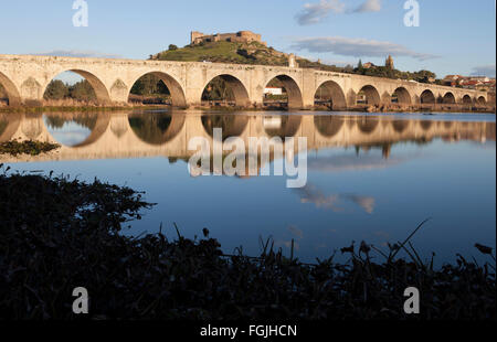 Medellin vieux pont et le château de la rivière Guadiana, Espagne Banque D'Images