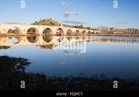 Medellin vieux pont et le château de la rivière Guadiana, Espagne Banque D'Images