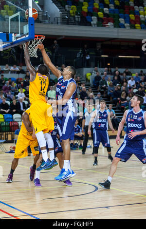 Londres, Royaume-Uni. 19 février 2016. Kieron Achara Glasgow Rocks de l'avant (20) tente de bloquer un tir de Lions' Alex Owumi (12) au cours de la London Lions contre Glasgow Rocks jeu BBL à l'Arène de cuivre dans le parc olympique. Les Lions Londres perdre 80-81 Crédit : Imageplotter News et Sports/Alamy Live News Banque D'Images