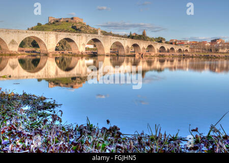 Medellin vieux pont et le château de la rivière Guadiana, Espagne Banque D'Images