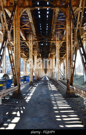 Une allée sous les voies ferrées de la gare de l'avenue Montrose à Chicago's Uptown quartier. Banque D'Images