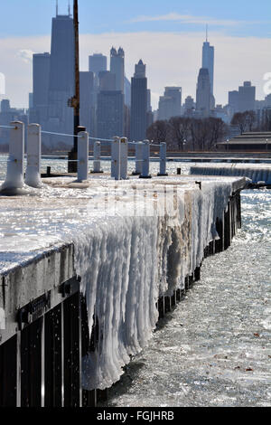 La glace fond au printemps une pause off wall pier dans le lac Michigan à l'entrée du port de Diversey à Chicago. Banque D'Images