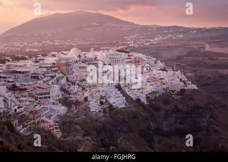 Santorin - Fira le matin au crépuscule de Firostefani Banque D'Images