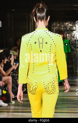 Londres, Royaume-Uni. Feb 19, 2016. Saunters du modèle sur la piste portant Pam Hogg's Collection Automne/Hiver 16 au London Fashion Week 2016. Credit : Ruby Ldn/Pacific Press/Alamy Live News Banque D'Images