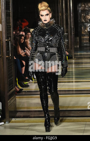 Londres, Royaume-Uni. Feb 19, 2016. Saunters du modèle sur la piste portant Pam Hogg's Collection Automne/Hiver 16 au London Fashion Week 2016. Credit : Ruby Ldn/Pacific Press/Alamy Live News Banque D'Images