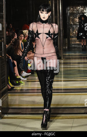 Londres, Royaume-Uni. Feb 19, 2016. Saunters du modèle sur la piste portant Pam Hogg's Collection Automne/Hiver 16 au London Fashion Week 2016. Credit : Ruby Ldn/Pacific Press/Alamy Live News Banque D'Images