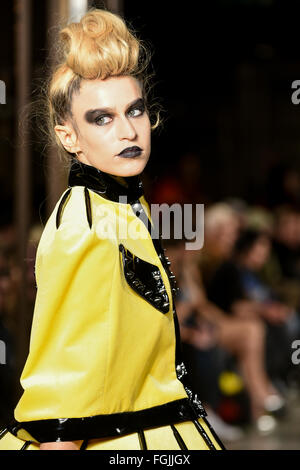 Londres, Royaume-Uni. Feb 19, 2016. Saunters du modèle sur la piste portant Pam Hogg's Collection Automne/Hiver 16 au London Fashion Week 2016. Credit : Ruby Ldn/Pacific Press/Alamy Live News Banque D'Images