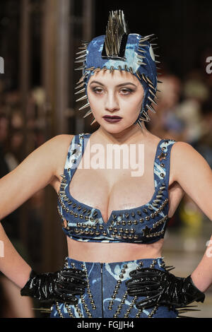 Londres, Royaume-Uni. Feb 19, 2016. Saunters du modèle sur la piste portant Pam Hogg's Collection Automne/Hiver 16 au London Fashion Week 2016. Credit : Ruby Ldn/Pacific Press/Alamy Live News Banque D'Images