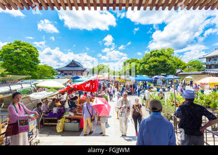 Les gens du shopping au box extérieurs du marché du Toji une fois par mois sur la base du temple Banque D'Images