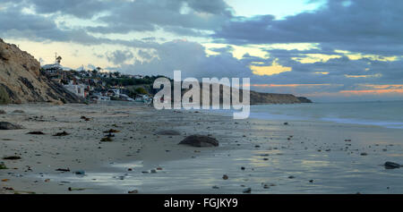 Chalets le long de Crystal Cove Beach, Newport Beach et sur la ligne de Laguna Beach en Californie du Sud au coucher du soleil avec un orage Banque D'Images