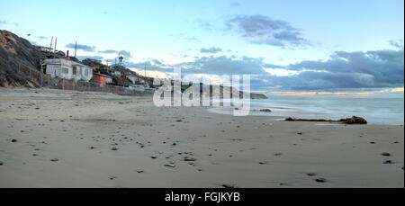 Chalets le long de Crystal Cove Beach, Newport Beach et sur la ligne de Laguna Beach en Californie du Sud au coucher du soleil avec un orage Banque D'Images