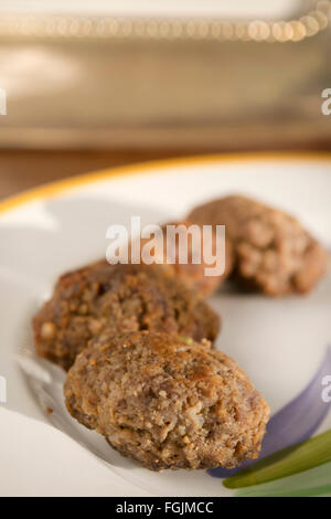 Boulettes de boeuf servi dans un plat blanc Banque D'Images