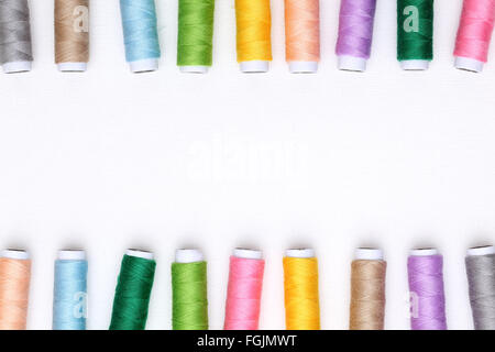 Tiroir de fils colorés sur fond blanc Banque D'Images