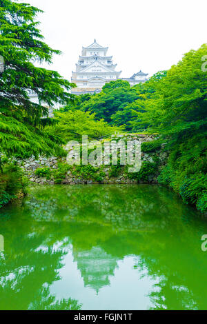 Himeji-jo Château reflète dans l'eau verte de la douve entourant temps couvert au cours de Himeji, Japon après rénovations 2015 fi Banque D'Images