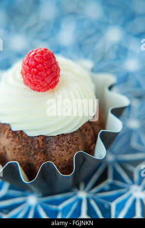 Cupcake au chocolat à la framboise Banque D'Images