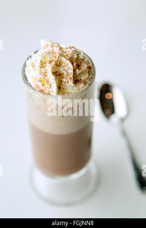 Chocolat chaud avec de la crème fouettée Banque D'Images