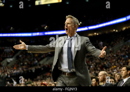Portland, Oregon, USA. STEVE KERR réagit à un appel. Les Trail Blazers de Portland a accueilli les Golden State Warriors lors de la Moda Center le 19 février 2016. Feb 19, 2016. Photo de David Blair Crédit : David Blair/ZUMA/Alamy Fil Live News Banque D'Images