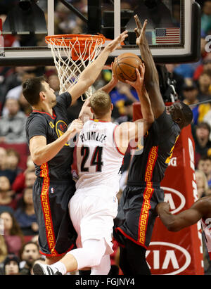 Portland, Oregon, USA. 19 février 2016 - MASON PLUMLEE (24) disques durs au cerceau. Les Trail Blazers de Portland a accueilli les Golden State Warriors lors de la Moda Center le 19 février 2016. Photo de David Blair Crédit : David Blair/ZUMA/Alamy Fil Live News Banque D'Images