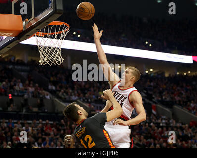 Portland, Oregon, USA. 19 février 2016 - MASON PLUMLEE (24) va dans pour une mise-en. Les Trail Blazers de Portland a accueilli les Golden State Warriors lors de la Moda Center le 19 février 2016. Photo de David Blair Crédit : David Blair/ZUMA/Alamy Fil Live News Banque D'Images